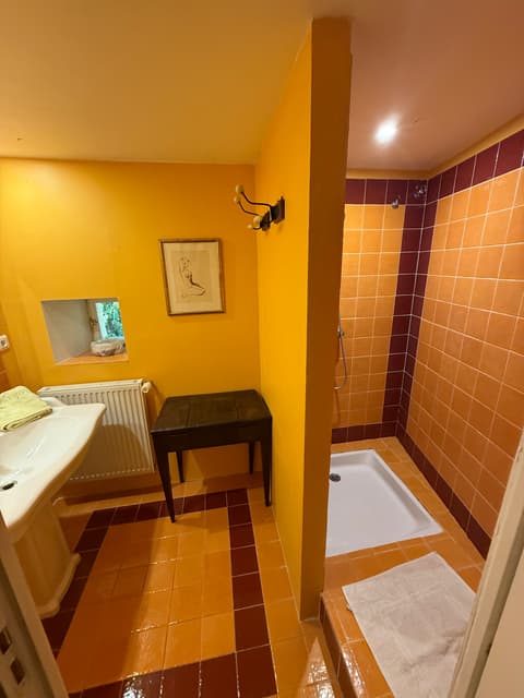 Room 5 - orange bedroom