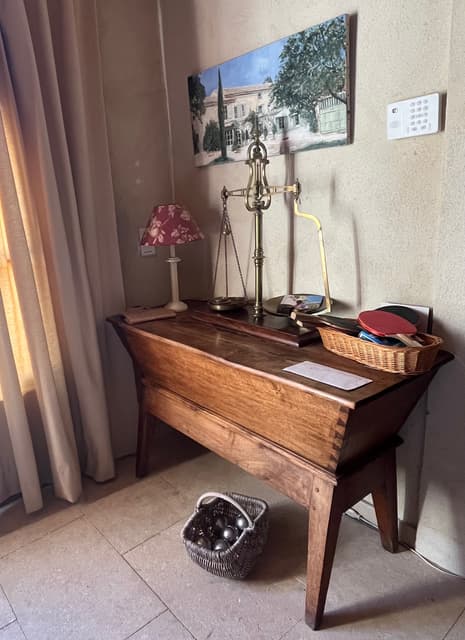 Entry with pétrin and antique scales