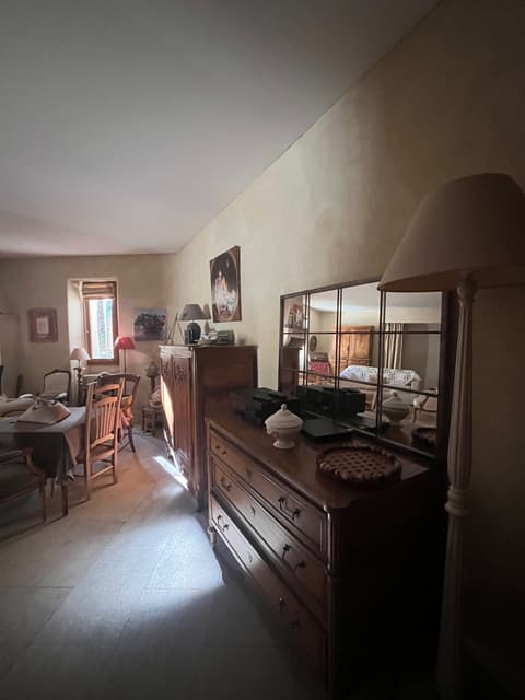 Grand mirror and floor lamp